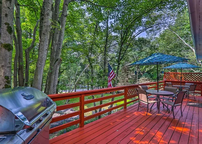 Fire Pit & Community Perks: Blakeslee Cottage!