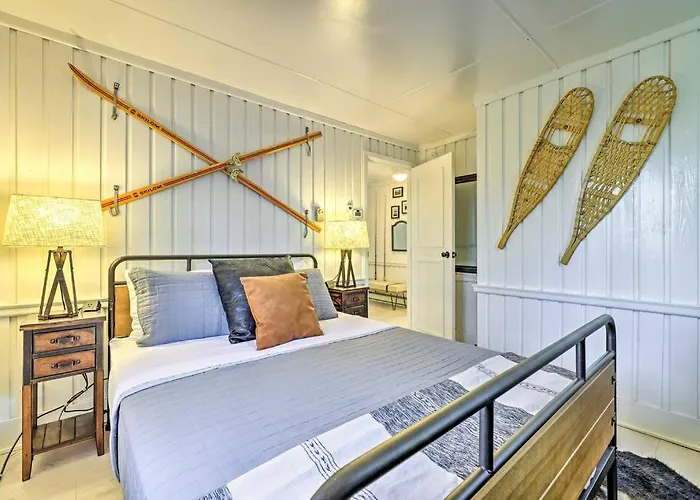 Stylish And Cozy Cabin, Walking Distance To Big Bass Lake